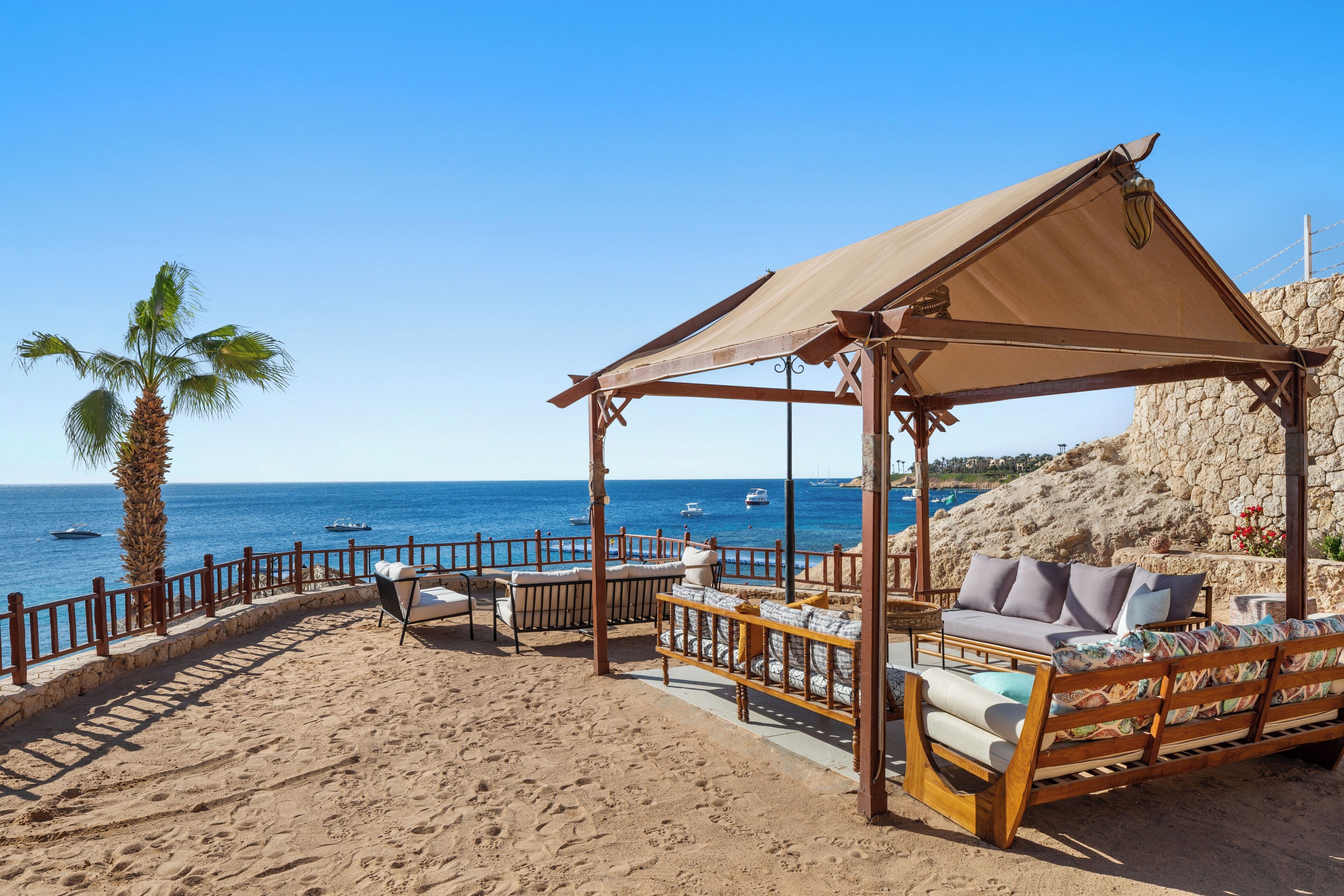 DoubleTree by Hilton Sharks Bay Resort pool og bygninger