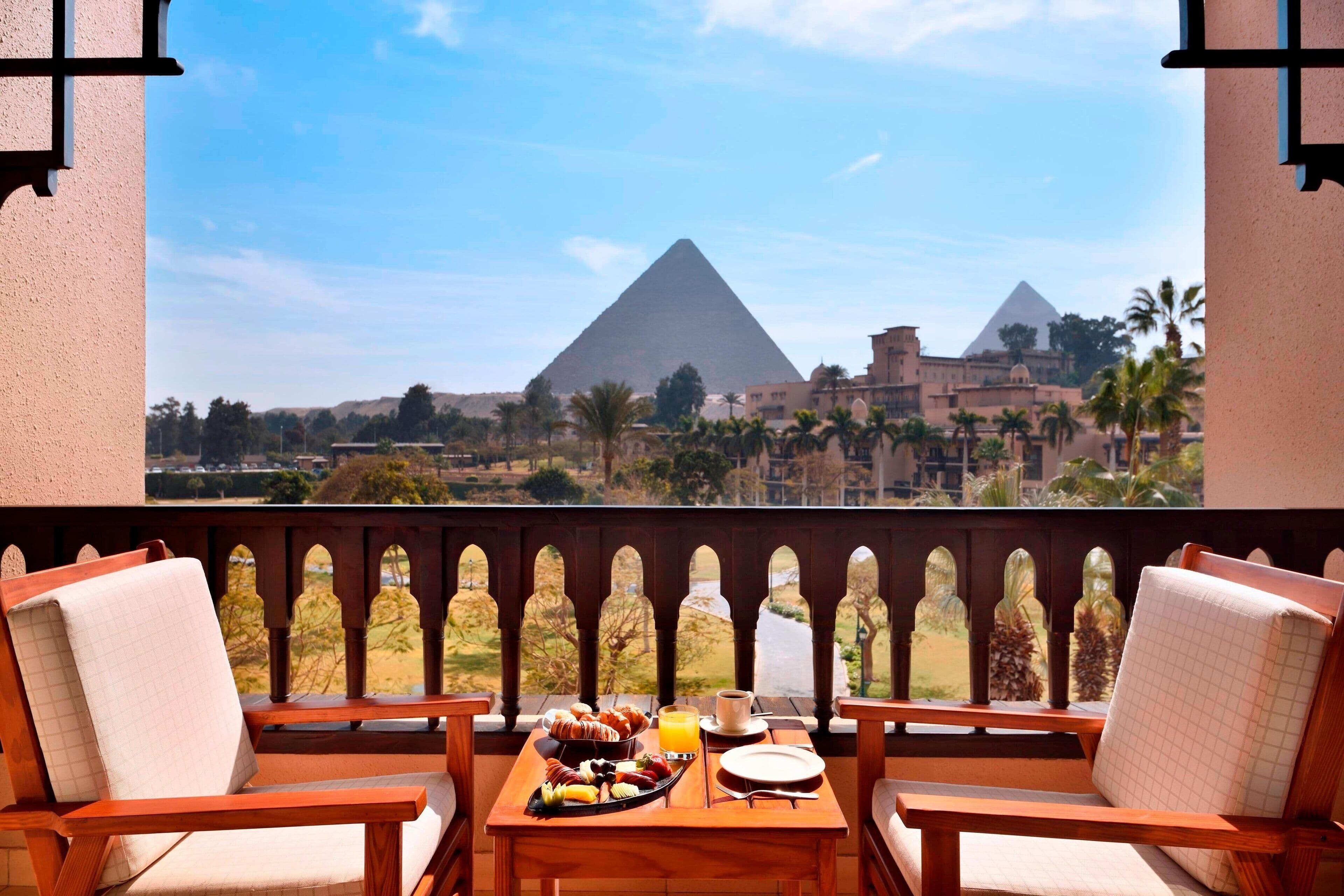 Marriott Mena House med pyramiderne i baggrunden