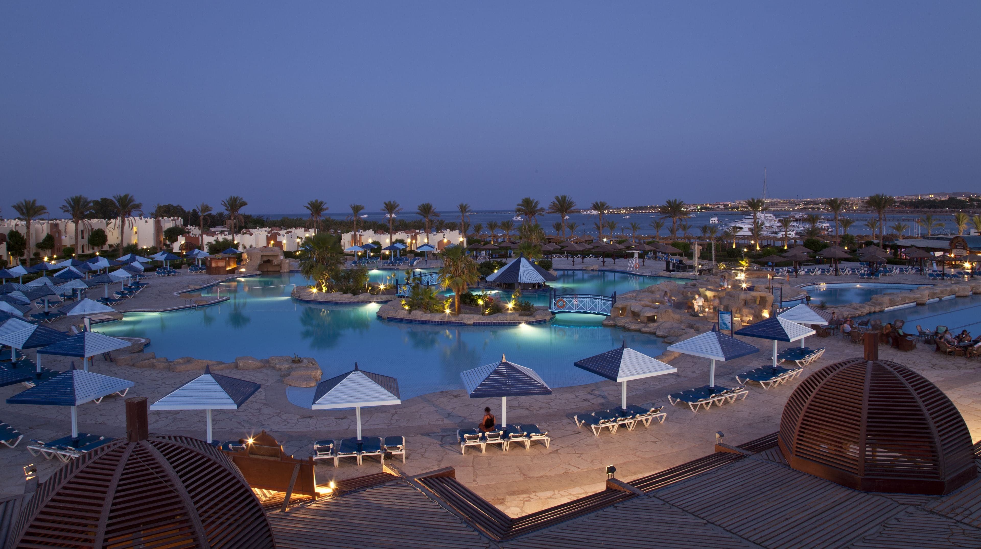 Sunrise Royal Makadi Resort med pool og palmetræer